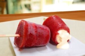 Paleta Mexicana de morango com leite condensado sem açúcar
