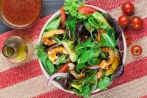 Salada caribenha com camarão