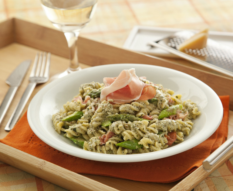 Fusilli Grano D’oro com aspargos e parma ao pesto de hortelã