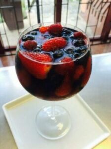 Gelatina de vinho rosé e frutas vermelhas