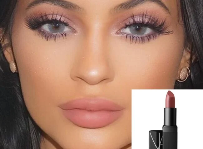 Kylie Jenner / Batom NARS Pigalle Batom nude que as famosas mais amam