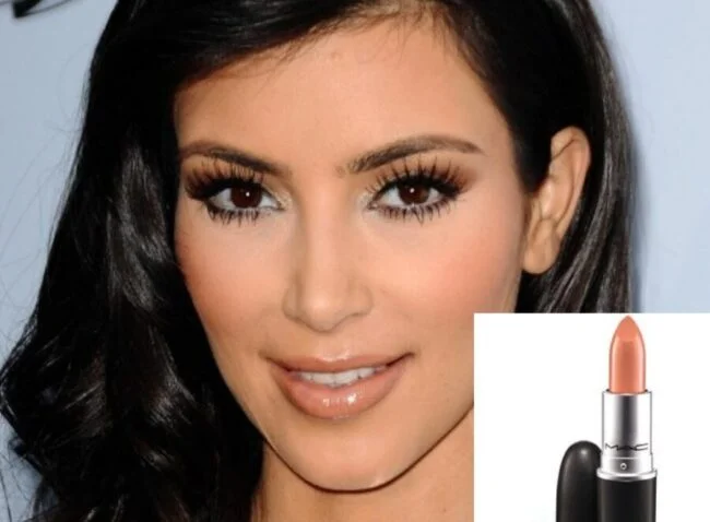 Kim Kardashian / Batom M.A.C. Freckletone Batom nude que as famosas mais amam
