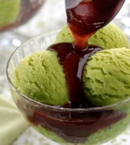 Sorvete de abacate e frutas vermelhas
