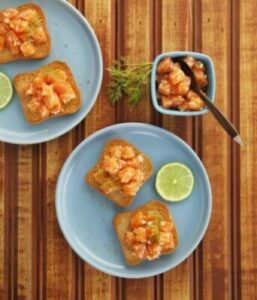 Torradas com tartar de salmão