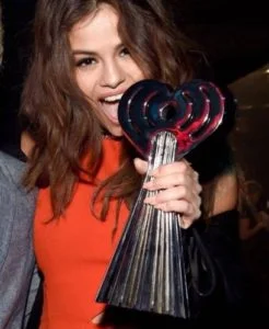 Copie o look de Selena Gomez no iHeartRadio Music Awards