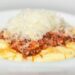 Polenta cremosa com ragù bolognesa, pancetta e trufas negras‏