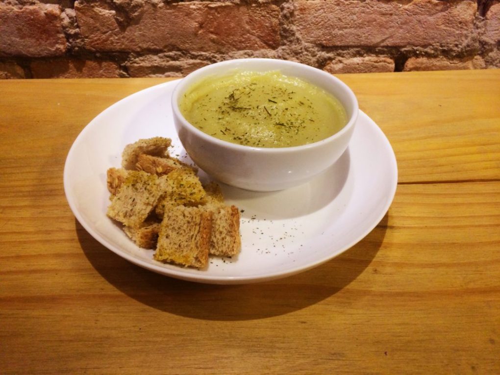 Caldo fit de batata-doce com alho-poró