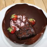 Brownie fit com sorvete de morango