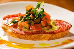 Bruschetta colorida saudável