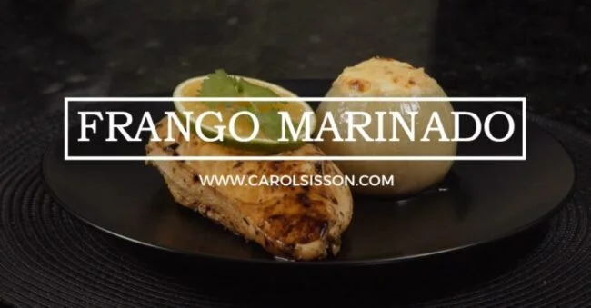 Peito de frango marinado com cebola gratinada