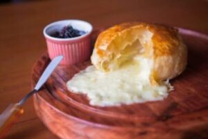 Queijo Brie na Massa Folhada com Geleia de Amora