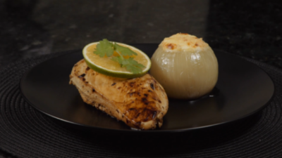 Peito de frango marinado com cebola gratinada
