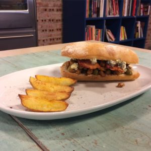 Sanduíche de frango, bacon e batatas