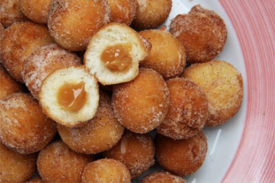 Bolinho de chuva de café e doce de leite