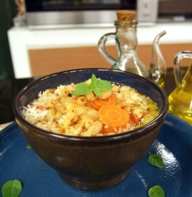 Sopa de feijão-branco com farofa crocante