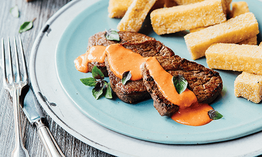 Quirera frita, filé-mignon e molho romesco