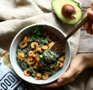 Espaguete de Feijão Preto com guacamole e camarões
