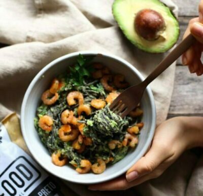 Espaguete de Feijão Preto com guacamole e camarões