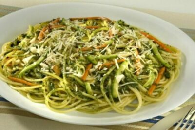 Espaguete ao Pesto de Manjericão com Legumes Sauté