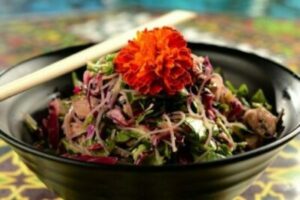 Salada Lótus com bifun e romã