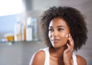 Os cuidados essenciais para a pele negra
