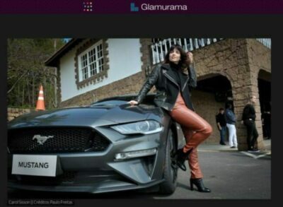 Carol Sisson em ação de lifestyle com o Mustang no site Glamurama