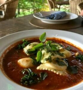 Ravióli de búfala com espinafre ao molho pomodoro