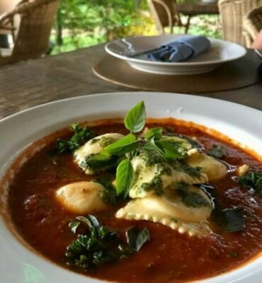Ravióli de búfala com espinafre ao molho pomodoro