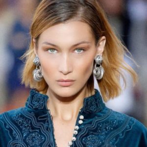 Bella Hadid corta a franja na quarentena