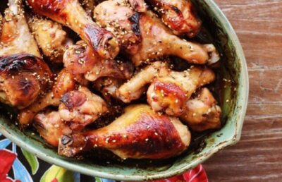 Frango assado com gergelim e batatas