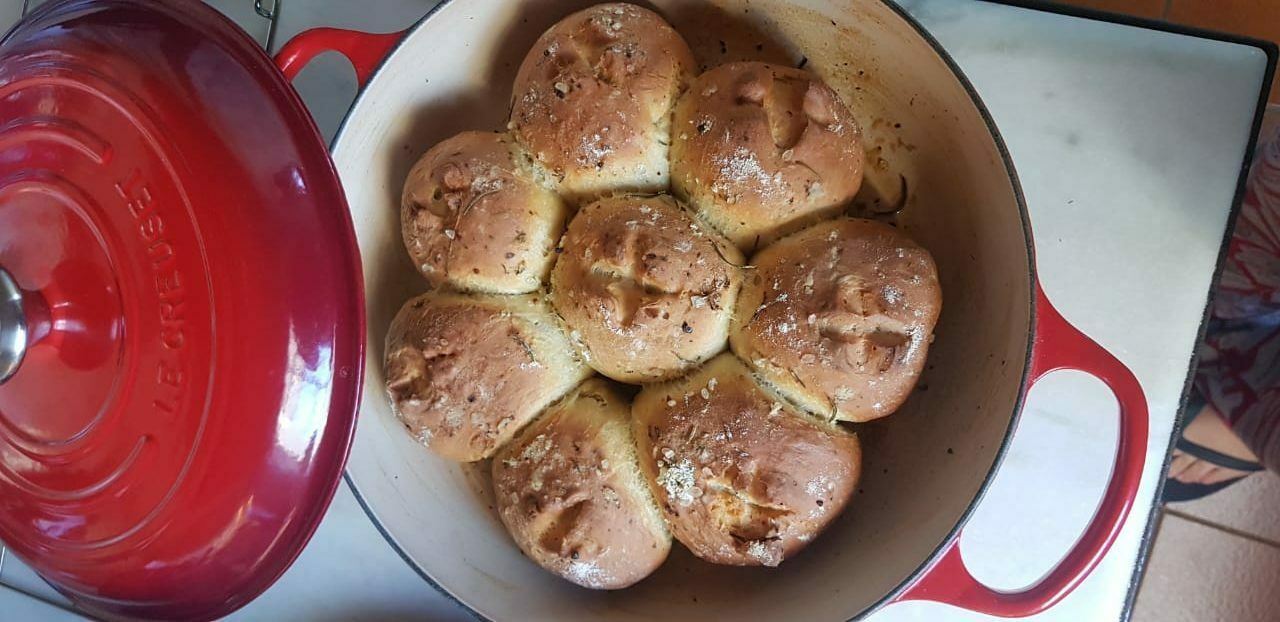 Aprenda a fazer um delicioso pão com alecrim e sal grosso