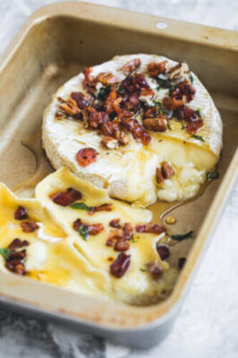 Queijo Camembert  assado com bacon e mel