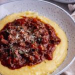 polenta recheada com ragu de linguiça