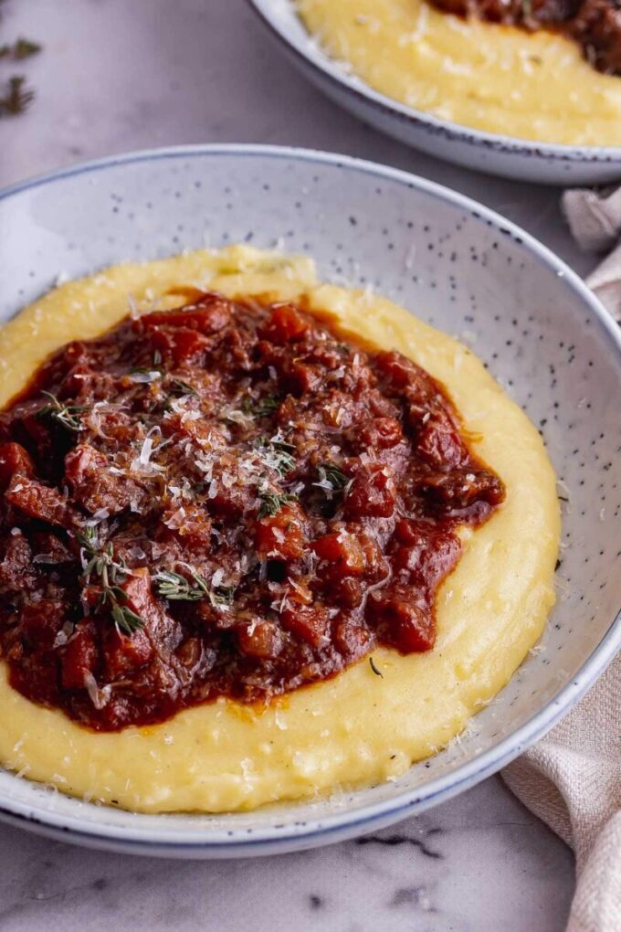 polenta recheada com ragu de linguiça