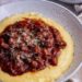 polenta recheada com ragu de linguiça