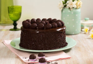 Bolo de chocolate com recheio de brigadeiro de café e cobertura de ganache