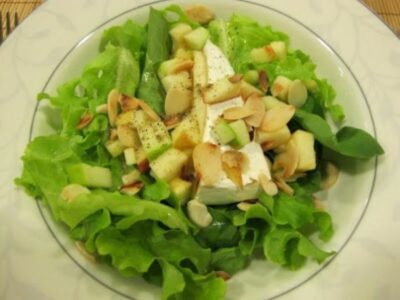 Salada de mix de folhas, queijo Brie e amêndoas em lascas, com molho de vinagrete de mel