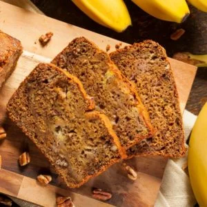 Pão de banana com ingredientes nutritivos