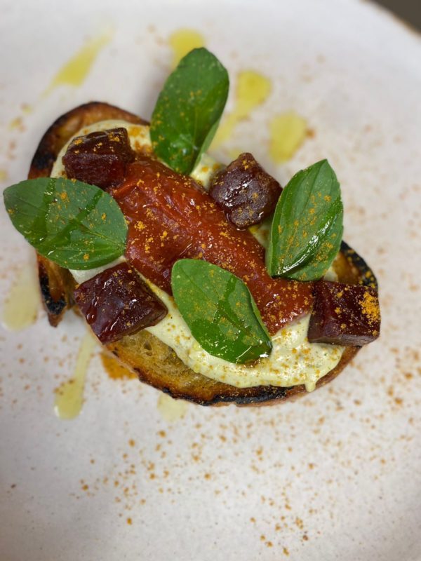 Bruschetta-de-queijo-plant-based-com-goiabada-cremosa-e-manjericao