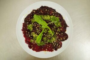 Culinária vegana: Aprenda a preparar carpaccio de beterraba