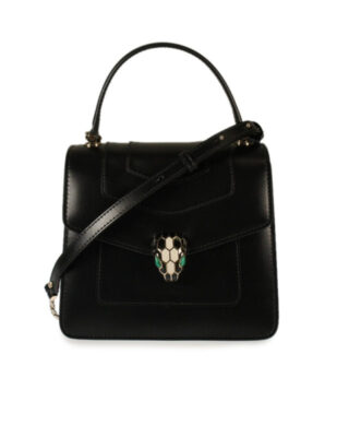 Anne Hathaway usa bolsa Bvlgari
