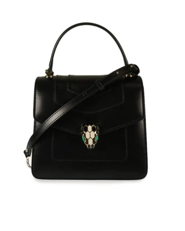 Anne Hathaway usa bolsa Bvlgari