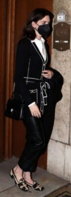 Anne Hathaway usa bolsa Bvlgari