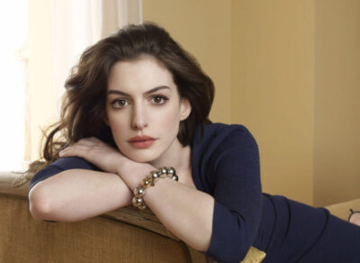 Anne Hathaway usa bolsa Bvlgari 