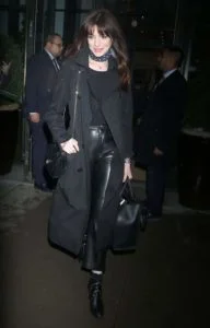 Atriz Anne Hathaway usa bolsa Bvlgari