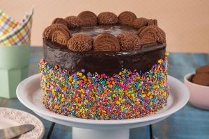 Receita de Bolo de Brigadeiro com biscoito recheado