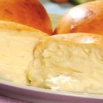 Pão de batata recheado com requeijão