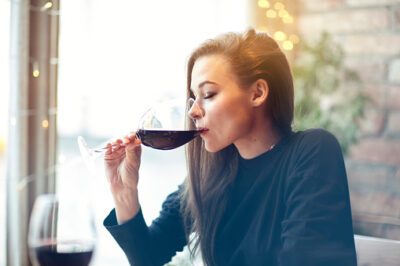 O que beber uma taça de vinho tinto todas as noites faz com o seu corpo