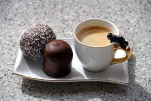 Beber café, chá e chocolate te deixa mais inteligente e saudável