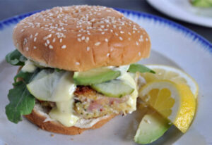 Hambúrguer de atum com maionese de Wasabi